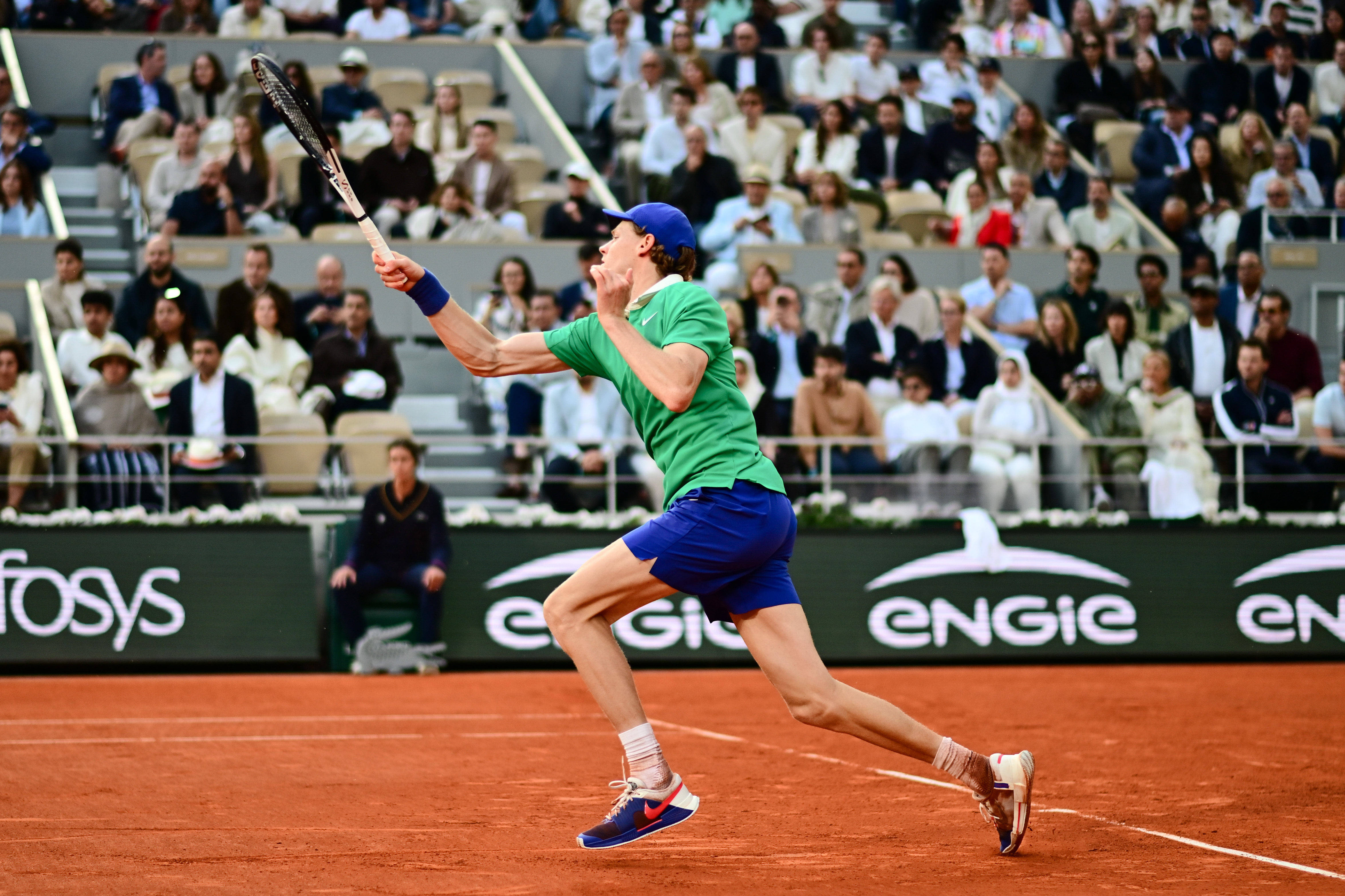 关于法国网球队轻取英国网球队，阿尔卡拉斯送出助攻的信息