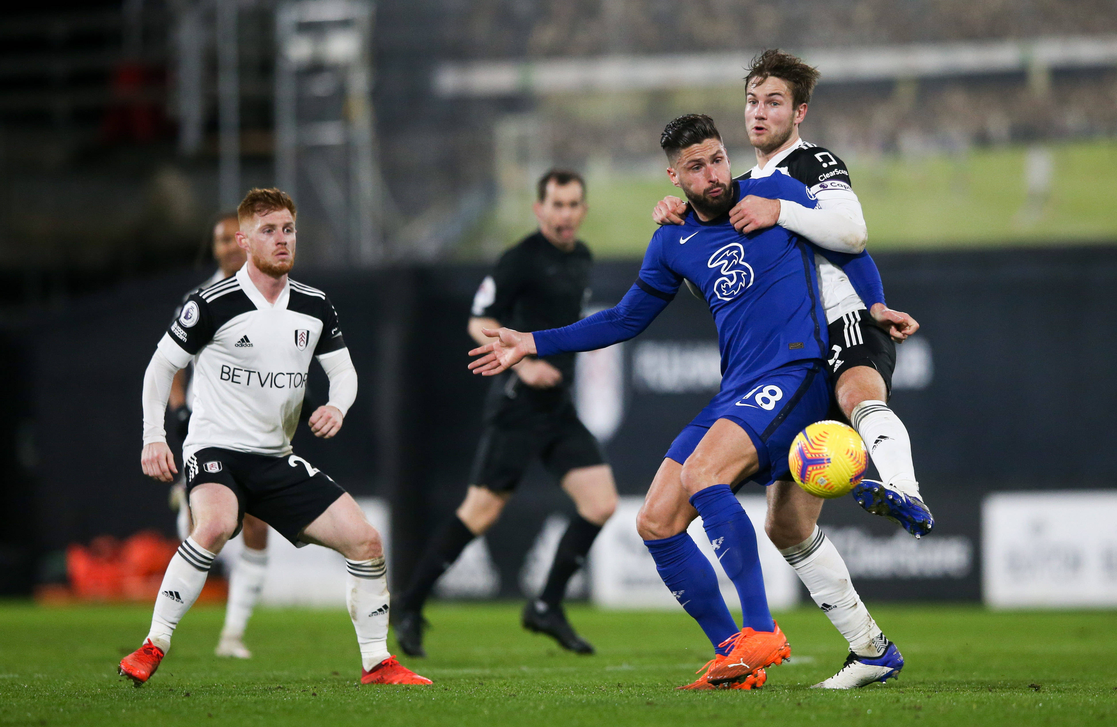 关于布里斯托尔城客场取胜，抢占半程赛榜首位置的信息