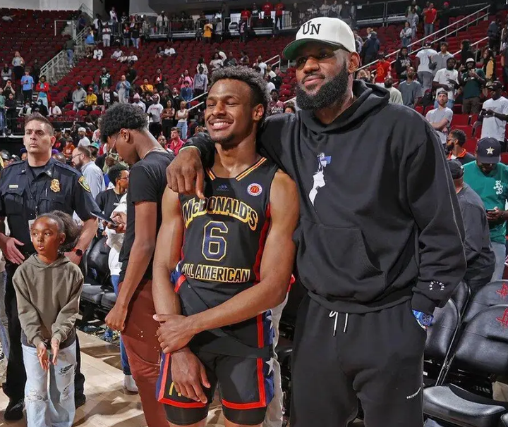 湖人遭遇连败，詹姆斯怒批队友