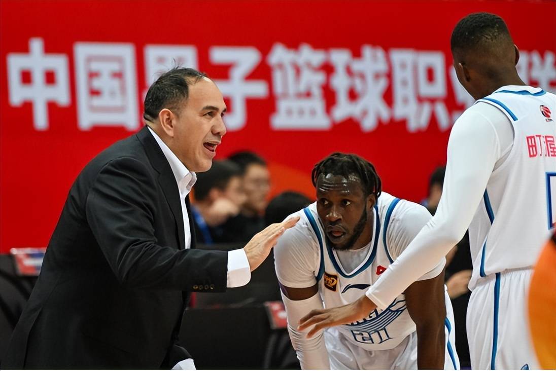 包含篮球教练创下历史新纪录为球队带来丰硕成果的词条